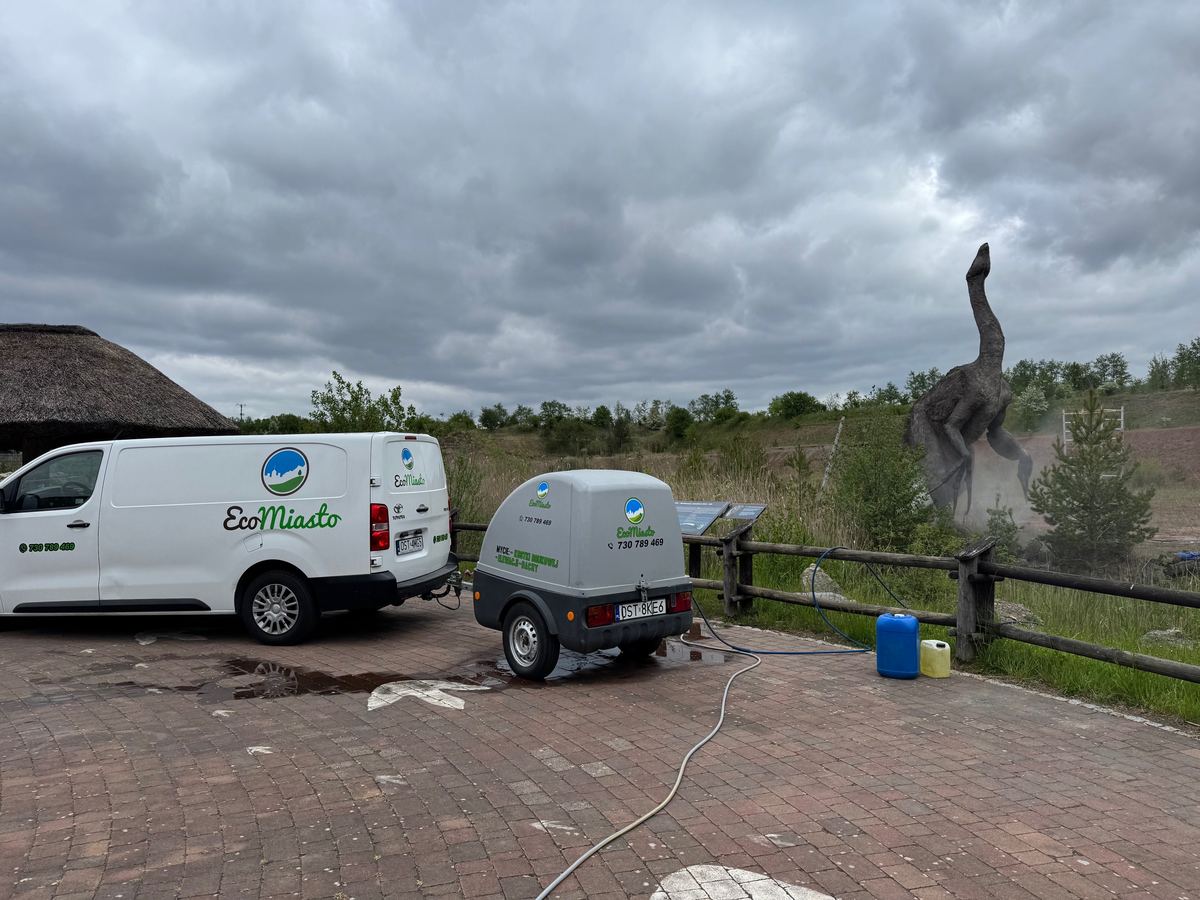 EcoMiasto van i przyczepa ze sprzętem mobilnym