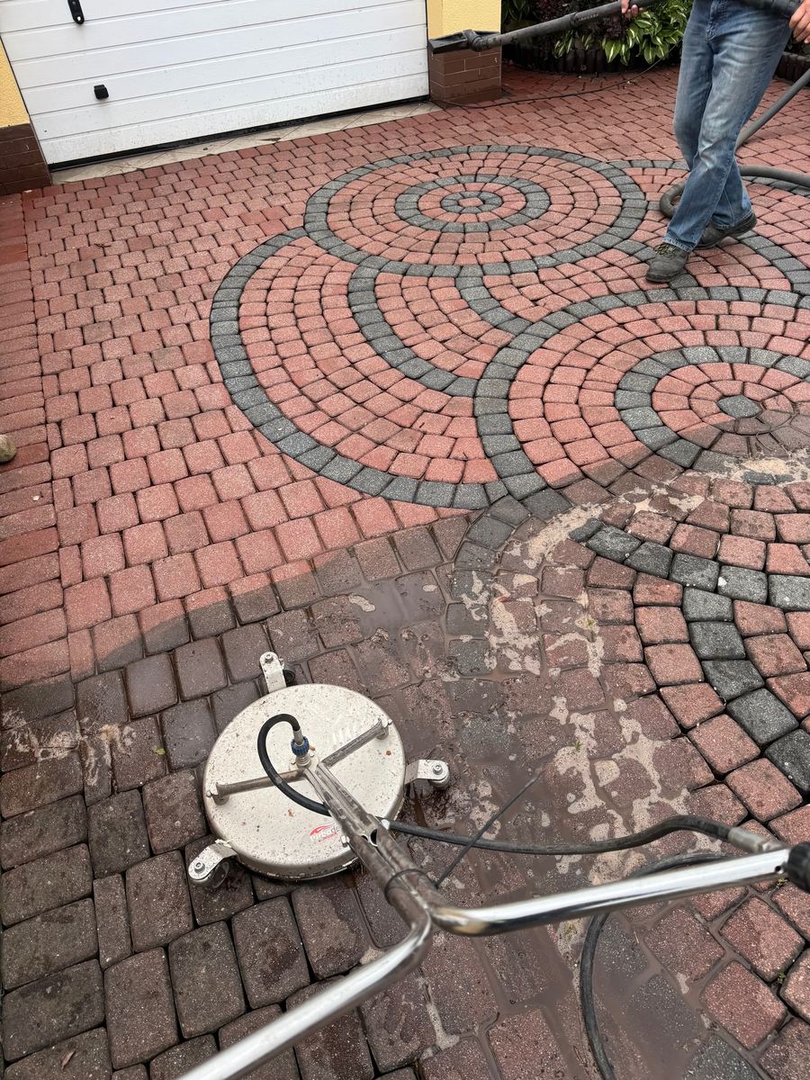 Czyszczenie ozdobnej kostki brukowej — efekt przed i po