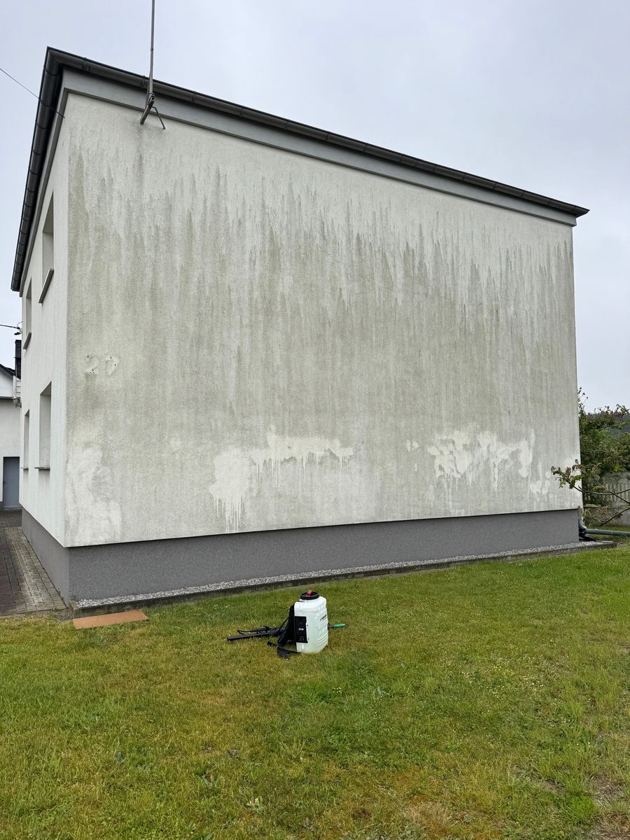 Brudna elewacja przed czyszczeniem — widok z góry