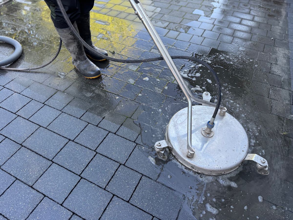 Czyszczenie kostki brukowej myjką ciśnieniową