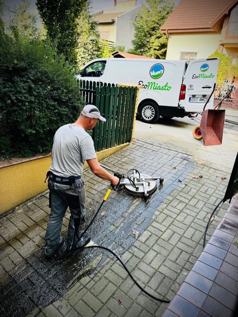 Czyszczenie kostki brukowej — pracownik EcoMiasto z T-racerem