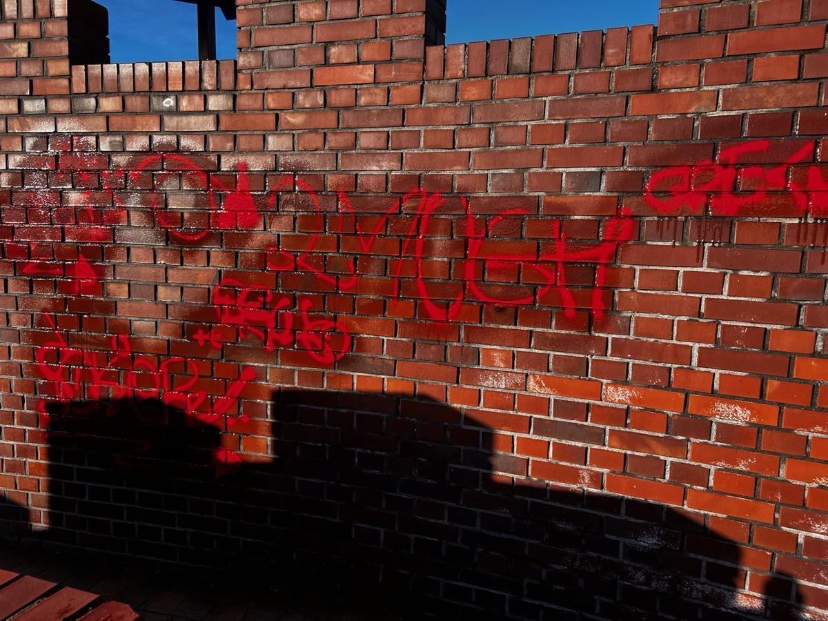 Graffiti na murze z cegły — przed usuwaniem